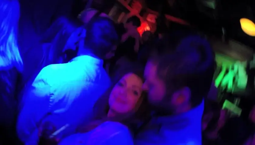 Nocny klub w Sopocie, ludzie tańczą w świetle niebieskich i zielonych lamp.