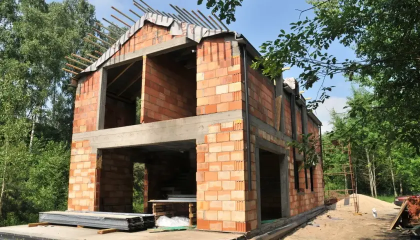 Jak prawidłowo obliczyć potrzebną ilość cegieł na m2 elewacji - poradnik eksperta