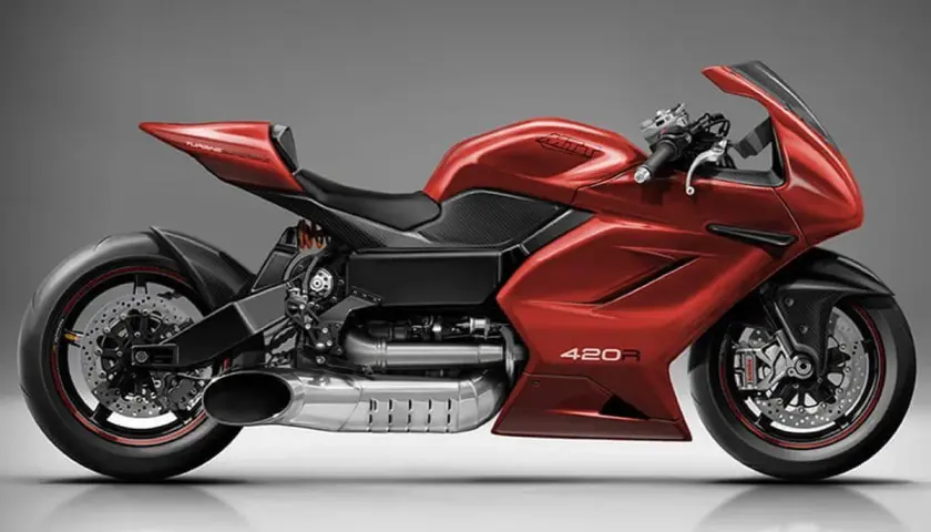 Motocicleta deportiva roja brillante, modelo MTT 420-RR, con detalles en fibra de carbono y escape cromado.