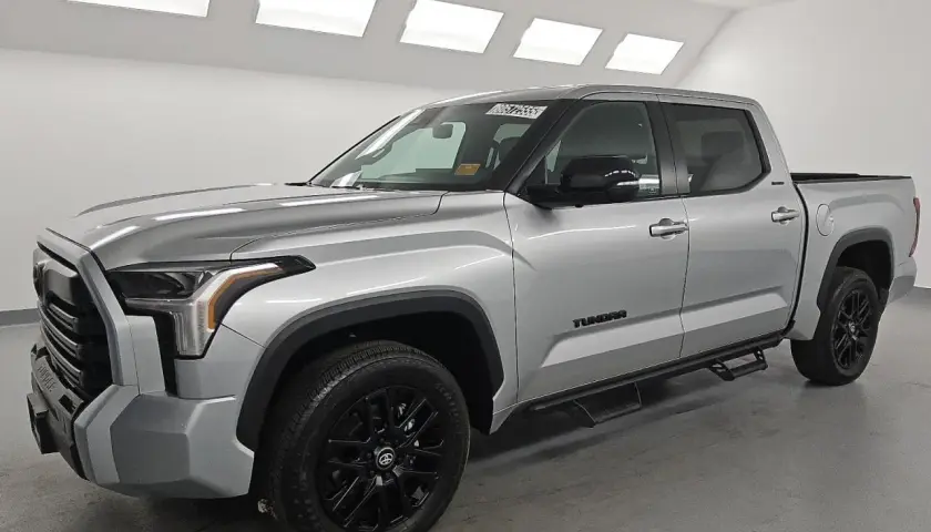 Srebrna Toyota Tundra z czarnymi felgami, gotowa na każdą wyprawę, nawet w trudny teren.