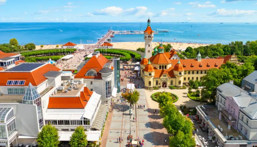 Sopot, jedno z urokliwych miast nad morzem, z widokiem na molo, plażę i zabytkową architekturę.