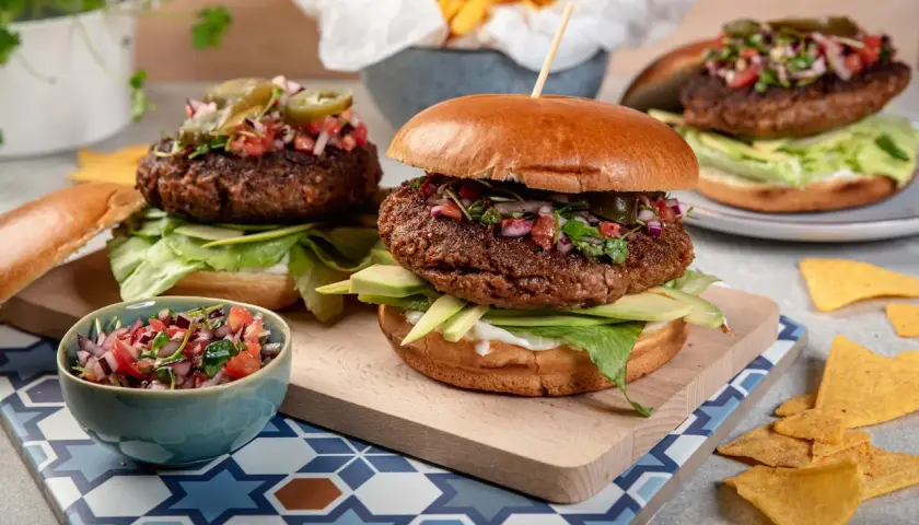 Pyszne burgery z soczystym mięsem, awokado i salsą. Idealna przyprawa do burgerów podkreśla ich smak.