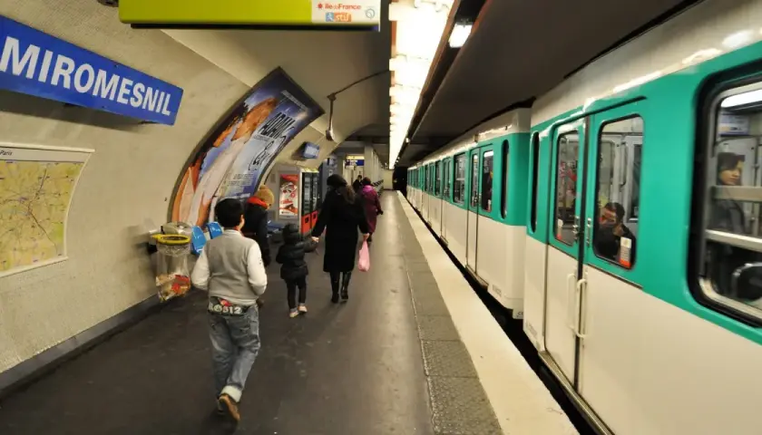 Stacja Miromesnil w Paryżu. Ile miast we Francji ma metro? Paryż ma rozbudowaną sieć metra, a ta stacja to jej część.