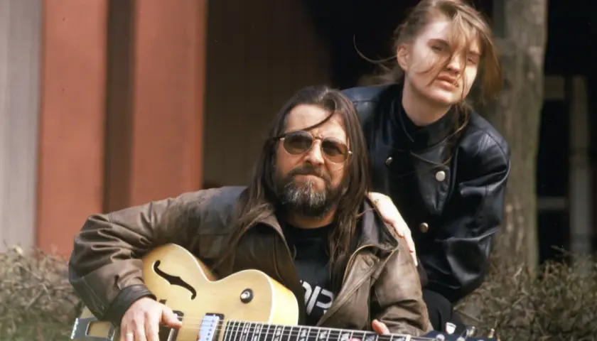 Grażyna Dramowicz biografia: muzyk z gitarą i młoda kobieta w skórzanej kurtce.