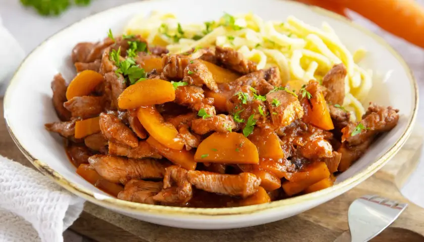 Herzhaftes Putengulasch mit Spätzle, ein köstliches Rezept für ein deftiges Essen.