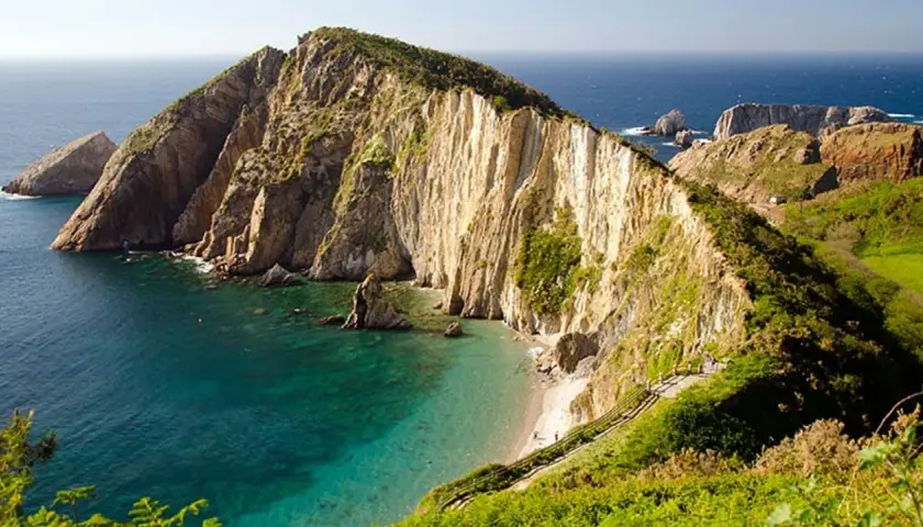 Acantilados imponentes y aguas cristalinas en la playa del silencio Asturias. Un paraíso natural para desconectar.
