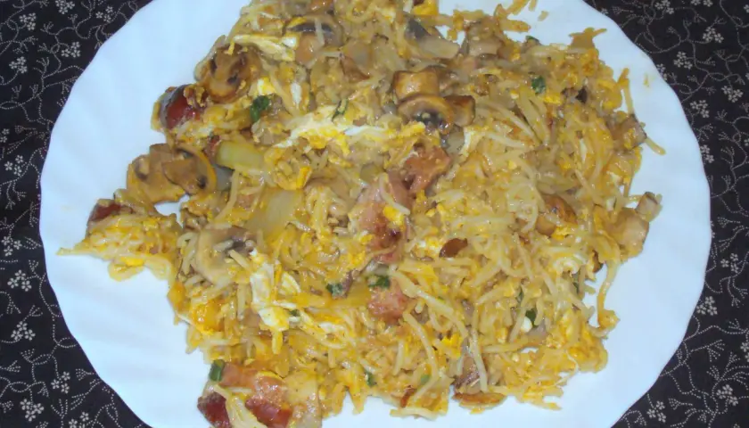 Pyszne danie z ugotowanego makaronu nitki z jajkiem, pieczarkami i boczkiem. Świetny pomysł, co zrobic z ugotowanego makaronu nitki!