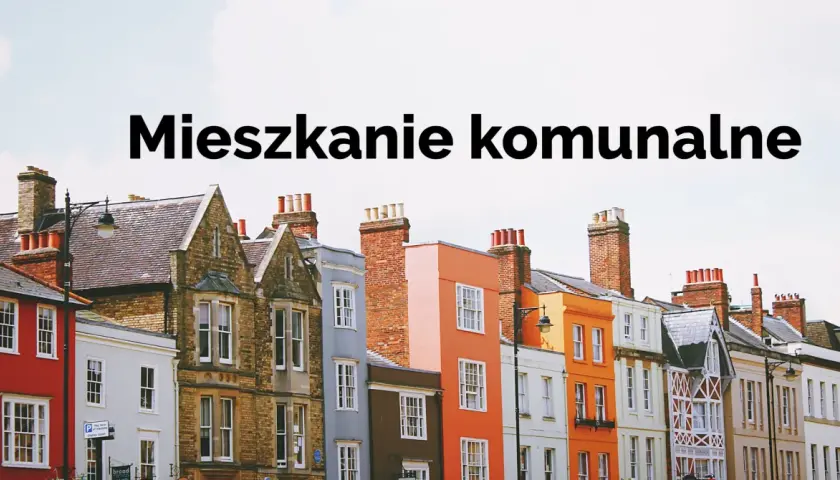 Kolorowe kamienice z ceglanymi kominami i białymi oknami.