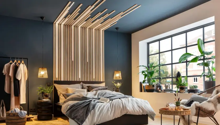 Moderne Ideen Wand hinterm Bett gestalten: Holzlamellen mit integrierter Beleuchtung schaffen ein warmes Ambiente.
