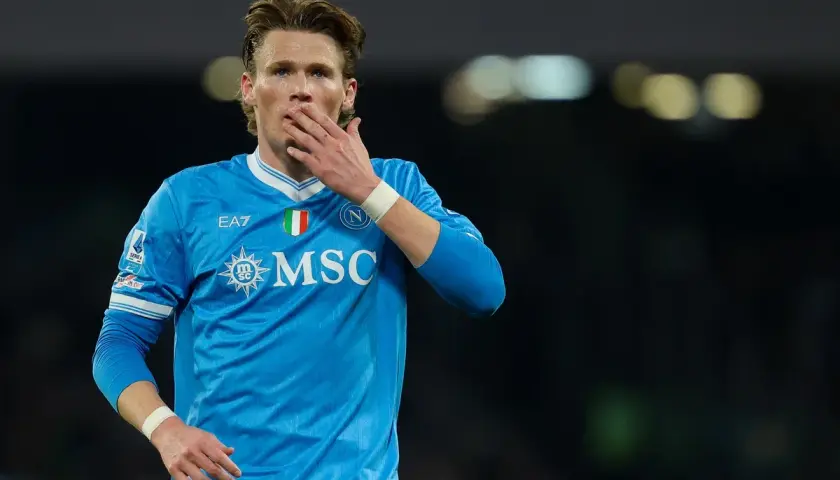 Piłkarz Napoli w błękitnej koszulce z numerem 10, z ręką na ustach, po meczu Bologna FC 1909 – Napoli.