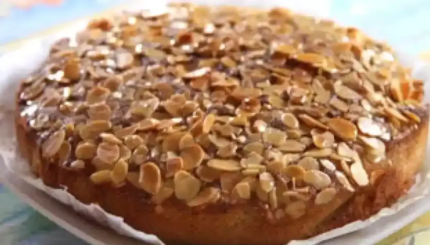 Un délicieux gâteau aux amandes, croustillant et doré, prêt à être dégusté.