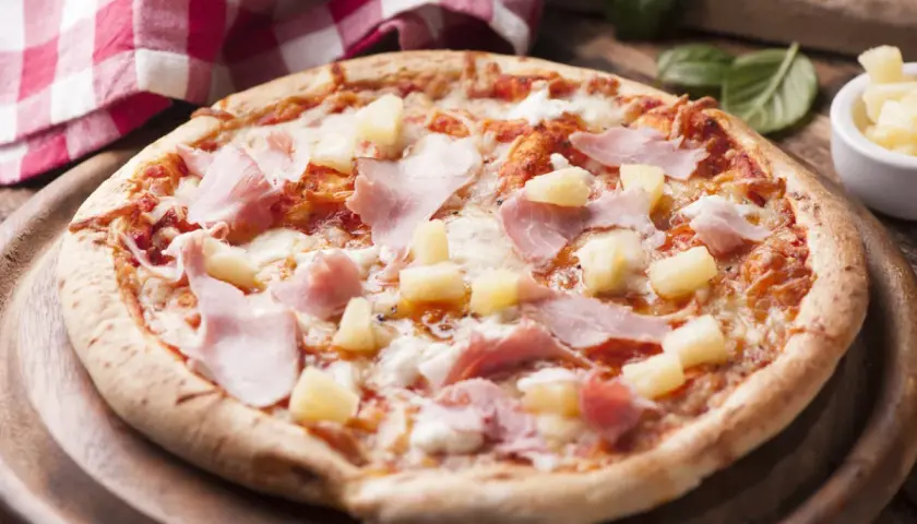 Skąd pochodzi pizza hawajska? Zaskakująca historia jej powstania