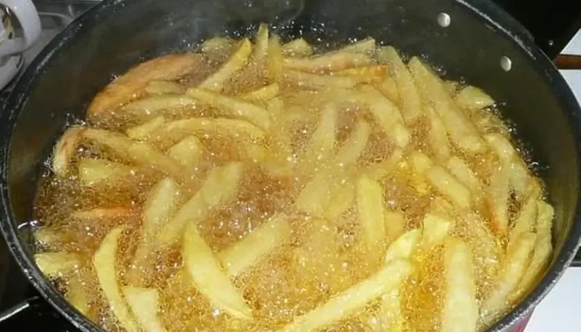 Ile smażyć frytki na głębokim oleju, aby były idealnie chrupkie?