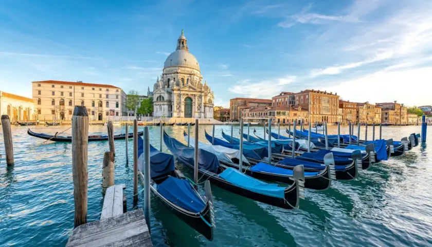 Gondeln am Kai vor der Basilica di Santa Maria della Salute. Entdecken Sie Venedig Geheimtipps abseits der Touristenpfade.