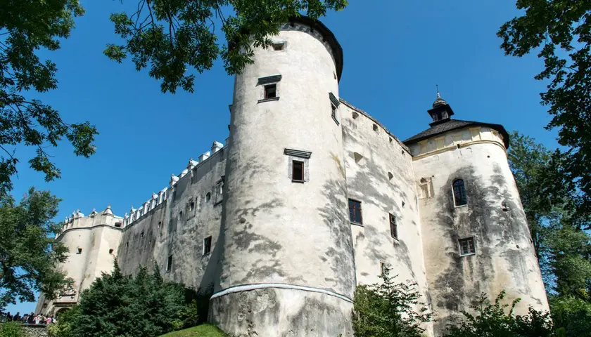 Zamek Czorsztyn, z jego potężnymi murami i wieżami, zaprasza do zwiedzania. Sprawdź zamek Czorsztyn cennik i odkryj jego historię.