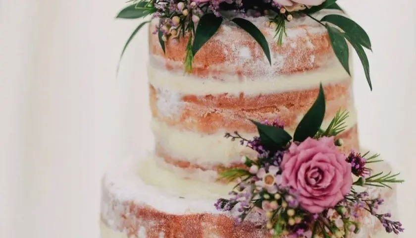 Jakie kwiaty na tort komunijny? Wybierz idealne dekoracje na ten wyjątkowy dzień