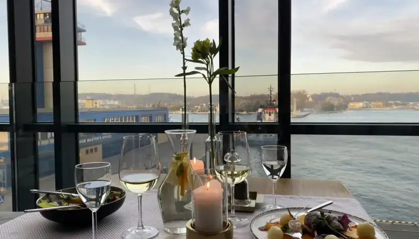 Elegancka kolacja z widokiem na morze i port. Idealne miejsce dla szukających najlepszych restauracji w Gdyni.