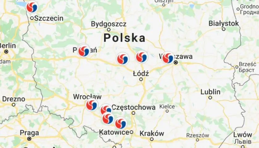 Mapa Polski z zaznaczonymi płatnymi odcinkami autostrad i symbolami opłat.