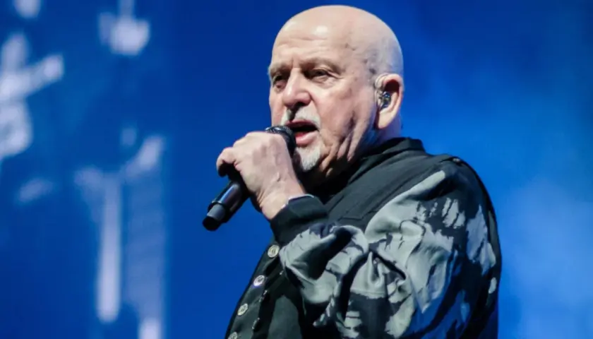 Peter Gabriel śpiewa, przypominając niezapomniane **peter gabriel utwory**.