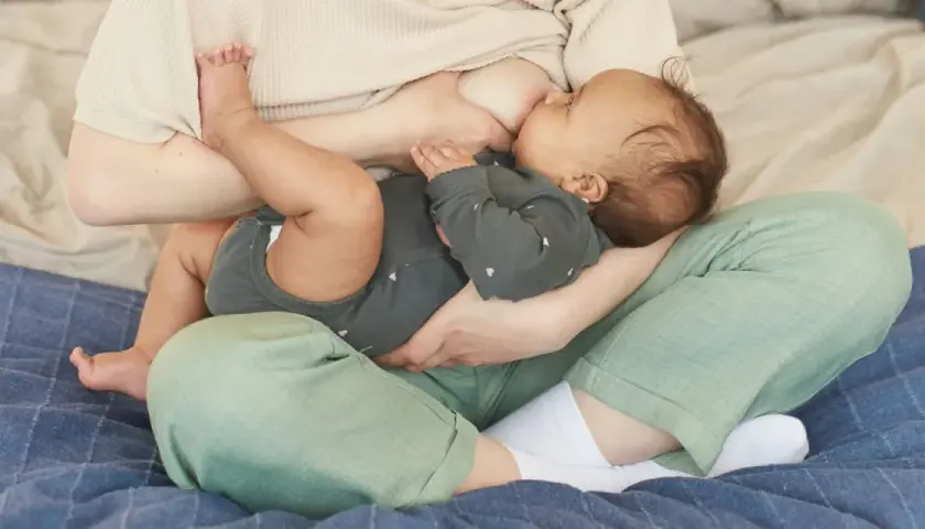 Une mère allaite son bébé. Le traitement de la mastite peut être nécessaire pour le confort de la mère.