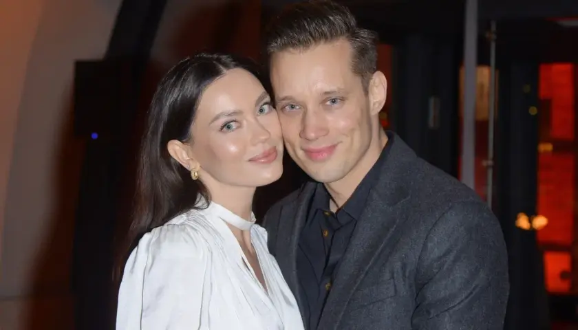 Michał Mikołajczak z żoną, uśmiechnięci, blisko siebie.