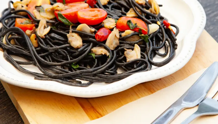 Czarne spaghetti: tajemnice, przepisy i smakowite połączenia z owocami morza