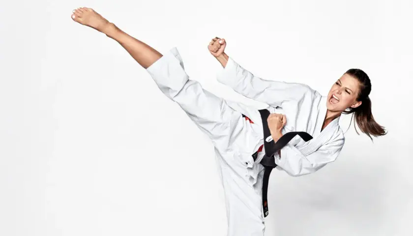 Anna Lewandowska w akcji, pokazująca swoje sportowe osiągnięcia w karate.