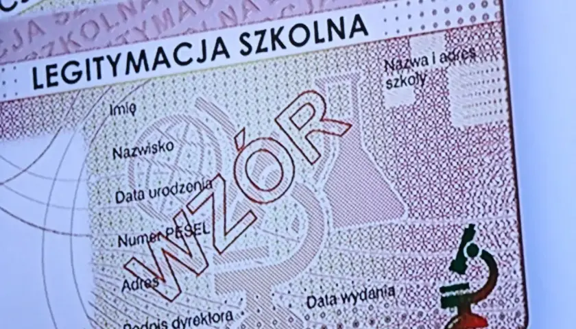 Nowa legitymacja szkolna z mikroskopem i polem na dane ucznia. Wzór dokumentu.
