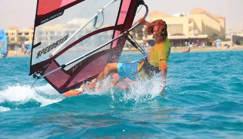 Ile trwa nauka windsurfingu? Odkryj, jak szybko opanujesz ten sport