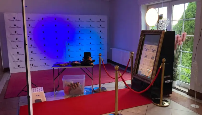 Fotolustro czy fotobudka – które lepsze na imprezę? Porównanie zalet i wad