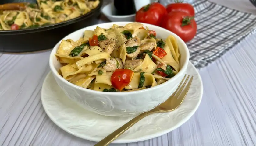 Pyszny przepis na penne z kurczakiem, który zaskoczy Twoich gości