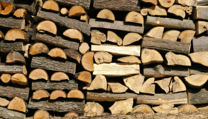 Jaka wilgotność drewna do kominka zapewnia efektywne i bezpieczne spalanie?
