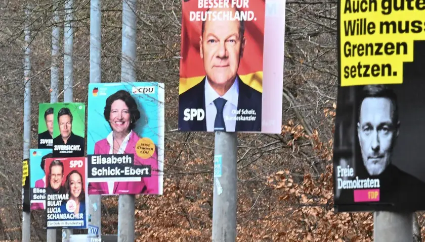 Wahlplakate mit Olaf Scholz, dem Bundeskanzler der Bundesrepublik Deutschland, und anderen Politikern.