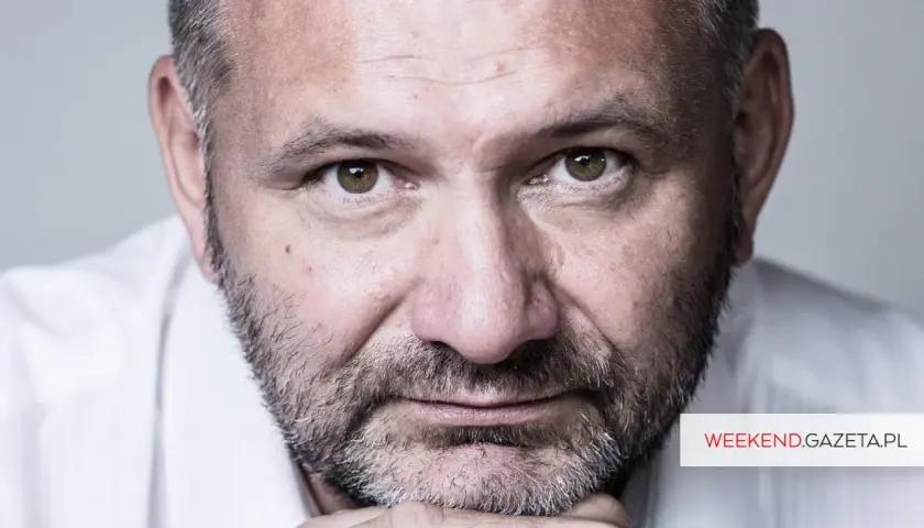 Zbliżenie na twarz Waldemara Żurka, z siwiejącą brodą i zmarszczkami. Może opowiadać o swoich doświadczeniach swojej żonie.