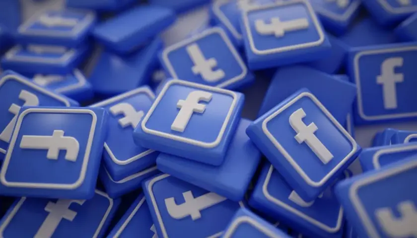 Stos ikon Facebooka. Zastanawiasz się, kiedy wrzucać posty na FB, by dotrzeć do jak największej liczby odbiorców?