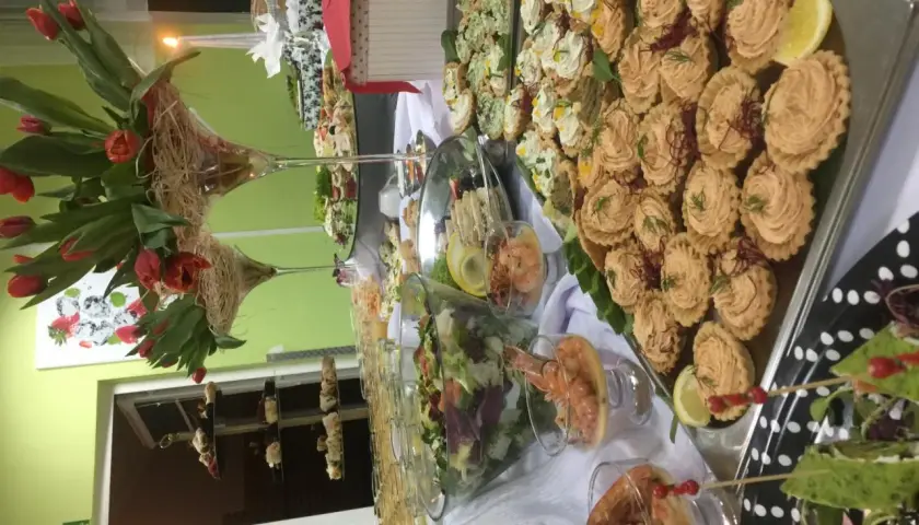 Elegancki catering świąteczny Piaseczno: tartinki z pastą, krewetki, sałatki i dekoracje z tulipanów.