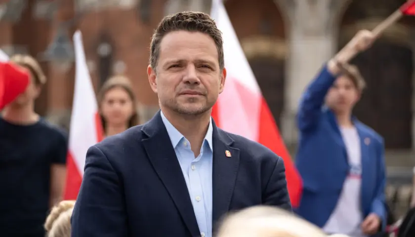 Rafał Trzaskowski na tle flag. Chcesz nawiązać kontakt e-mail?