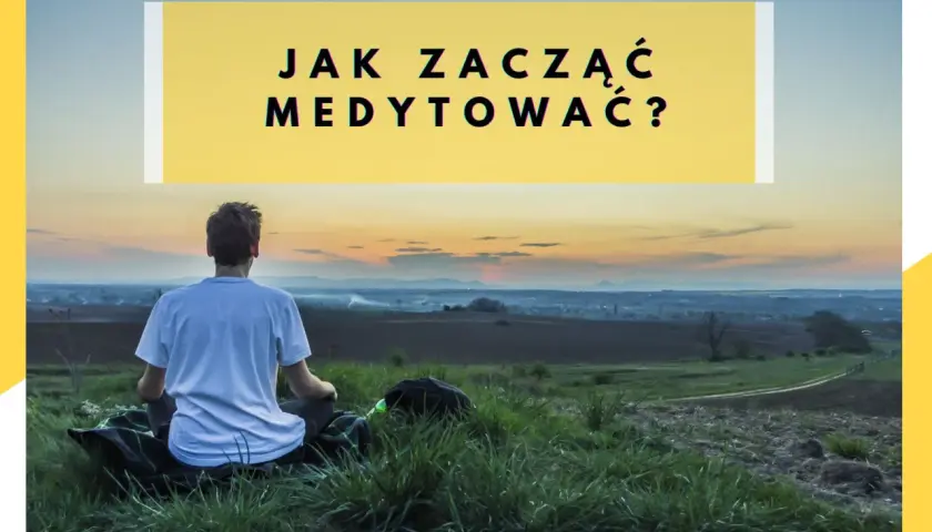 Młody mężczyzna siedzi na wzgórzu w pozycji medytacyjnej, patrząc na zachód słońca. Tekst na obrazie pyta: "Jak zacząć medytować?".
