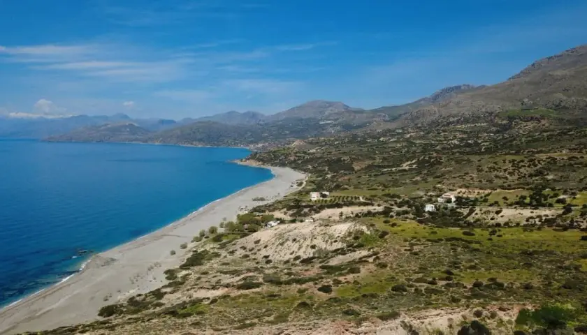 Traumhafte Küstenlandschaft mit blauem Meer, einsamem Strand und grünen Hügeln. Hier finden Sie die besten Kreta Geheimtipps für unvergessliche Urlaubstage.