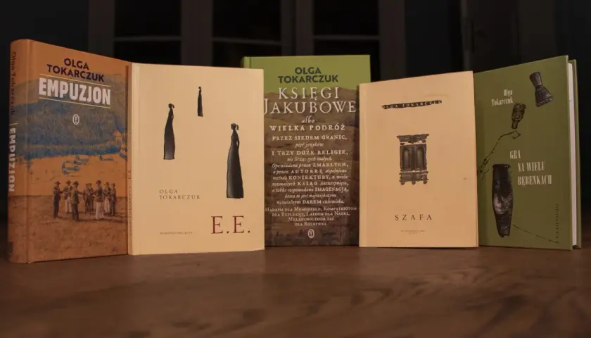Książki Olgi Tokarczuk ułożone chronologicznie: "Empuzjon", "E.E.", "Księgi Jakubowe", "Szafa", "Gra na wielu bębenkach".