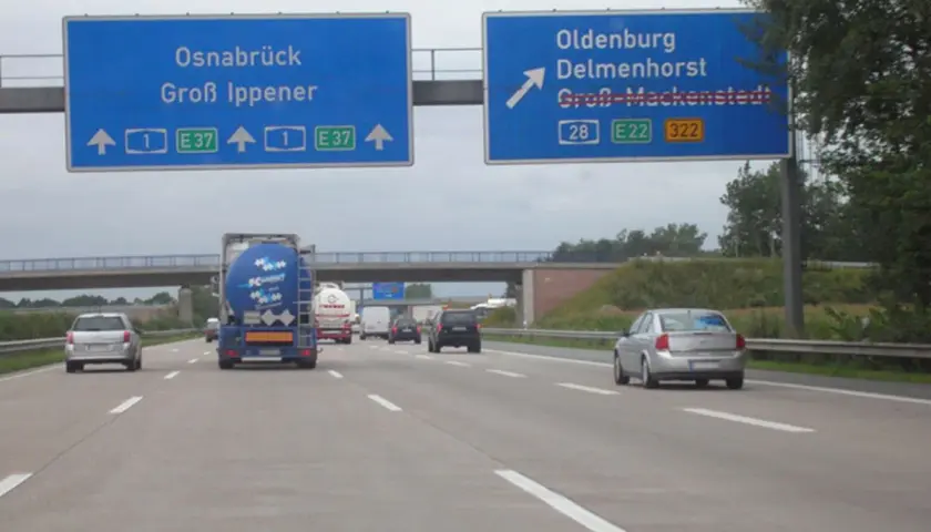 Jadąc autostradą w Niemczech, widzimy znaki kierujące do Osnabrück i Oldenburg. Pytanie, czy drogi w Niemczech są płatne, pozostaje otwarte, ale znaki wskazują na dalszą podróż.