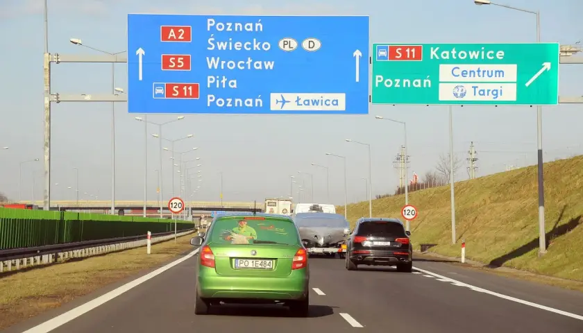 Znaki drogowe wskazują, że autostrada A2 jest płatna. Kierowcy jadący w stronę Poznania, Świecka, Wrocławia, Piły i Ławicy powinni być przygotowani na opłaty.