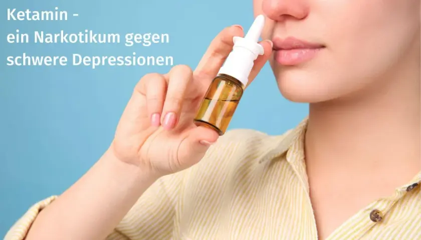 Eine Frau hält ein Nasenspray mit der Aufschrift "Ketamin - ein Narkotikum gegen schwere Depressionen".