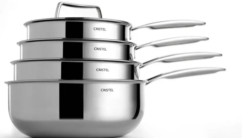 Une pile de casseroles en inox Cristel, parfaites pour le lave-vaisselle, prêtes à cuisiner.