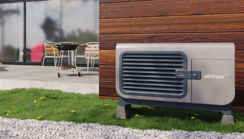 Nowoczesna pompa ciepła airmax³ gotowa do podłączenia do istniejącej instalacji. Obok grill i meble ogrodowe.