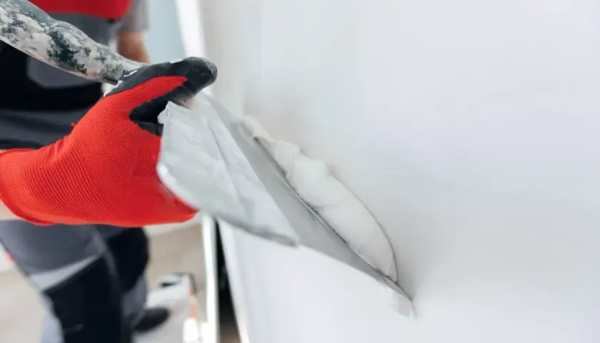Ile schnie tynk cementowo-wapienny wewnętrzny? Sprawdź, jak uniknąć błędów i przyspieszyć prace