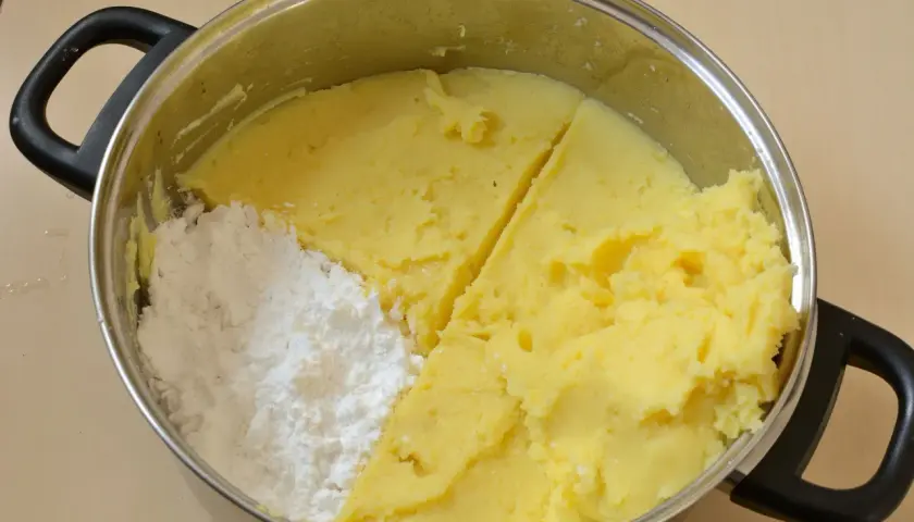 Garnek z puree ziemniaczanym i mąką ziemniaczaną.