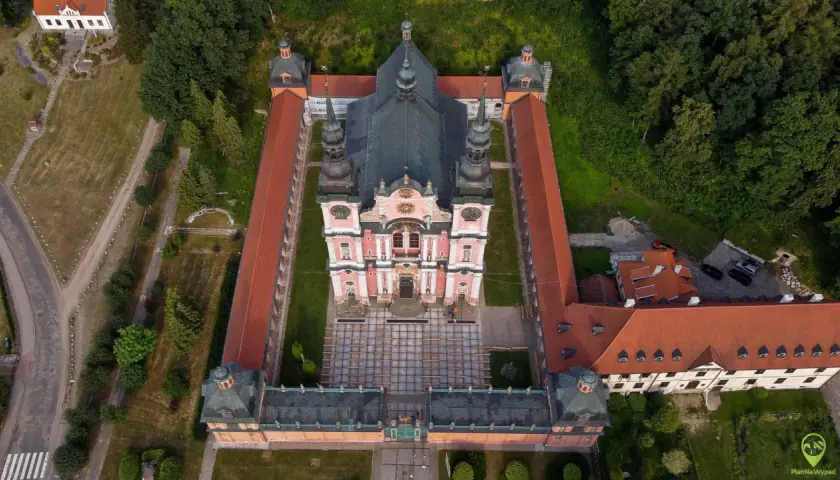 Święta Lipka: barokowy klasztor z imponującą bazyliką i dziedzińcem. Atrakcje tego miejsca przyciągają pielgrzymów i turystów.