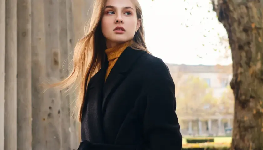 Elegancka stylizacja na Wszystkich Świętych: czarny płaszcz i musztardowy golf. Idealny zestaw na jesienne dni.
