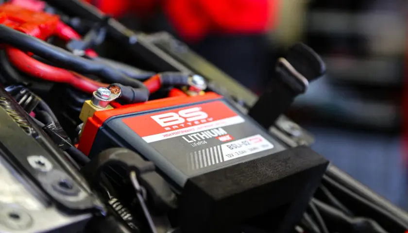 La batería de litio BS Battery LiFePO4, modelo BSLi-02, de 12V y 3.0Ah, es la que lleva mi moto.